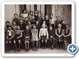 1952 vor der Bergschule 6. Klasse